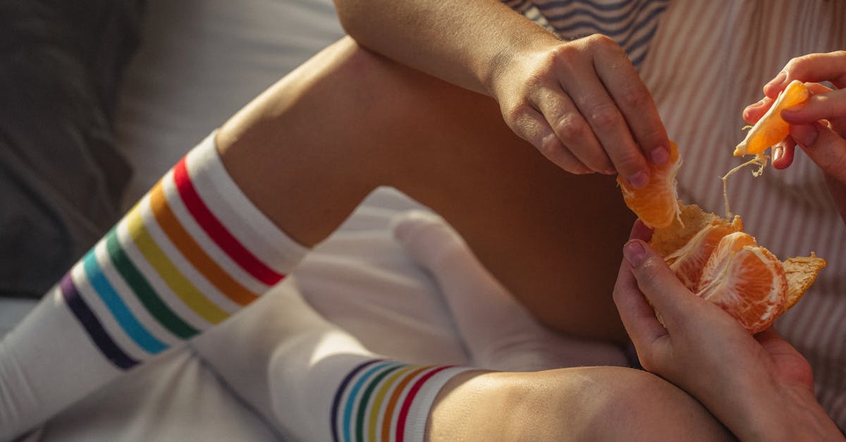découvrez les bienfaits du peeling aux agrumes pour une peau radieuse et éclatante. cette méthode naturelle exfolie en douceur, élimine les impuretés et révèle un teint frais. parfait pour revitaliser votre routine beauté!