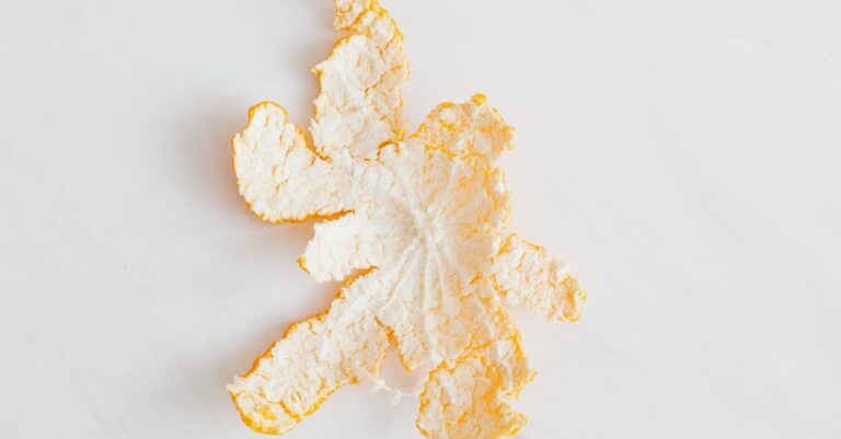 découvrez le peeling aux agrumes, un traitement revitalisant qui exfolie en douceur la peau, stimule la régénération cellulaire et apporte éclat et luminosité. idéal pour un teint frais et radieux, ce soin naturel met en avant les bienfaits des fruits citriques pour une peau en pleine santé.
