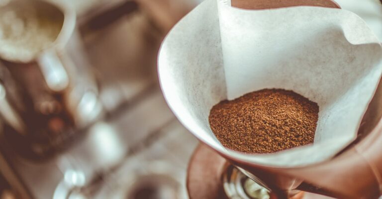 découvrez les multiples utilisations des marc de café : un excellent fertilisant pour votre jardin, un exfoliant naturel pour la peau, et un répulsif efficace contre certains insectes. transformez vos déchets en atouts écoresponsables !