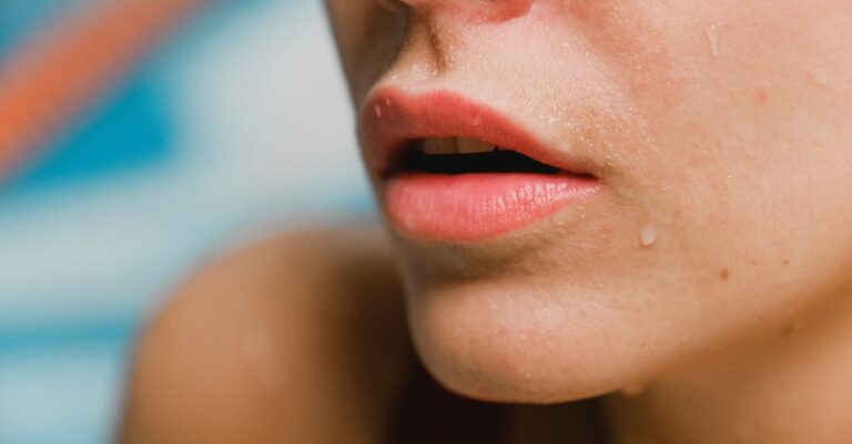 découvrez des conseils efficaces pour réduire le double menton et affiner votre visage. apprenez des exercices, des astuces de soins et des solutions esthétiques adaptées pour retrouver confiance en vous.