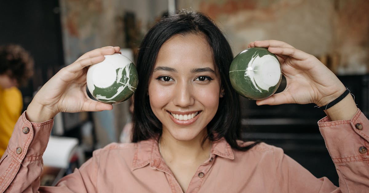 découvrez les bienfaits de l'argile verte, un ingrédient naturel aux propriétés purifiantes et cicatrisantes. idéale pour les soins de la peau et des cheveux, l'argile verte est votre alliée pour une routine beauté saine et efficace.