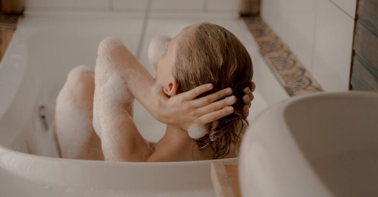 découvrez les meilleurs conseils et produits pour prendre soin de vos cheveux. que vous recherchiez des astuces pour des cheveux sains, des recettes maison ou des recommandations de soins capillaires, notre guide complet sur le haircare vous accompagne dans votre routine beauté.