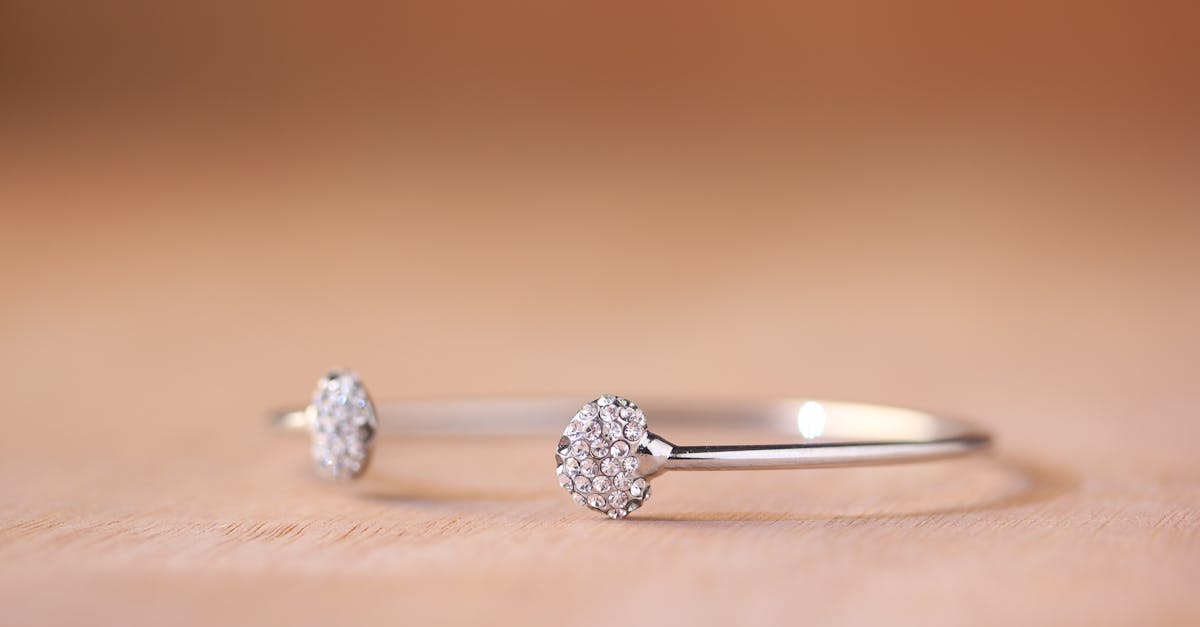 découvrez notre collection unique de bijoux alliant élégance et modernité. que ce soit pour une occasion spéciale ou un usage quotidien, nos créations s'adaptent à toutes les styles et toutes les personnalités. trouvez le bijou parfait qui fera briller votre beauté naturelle.