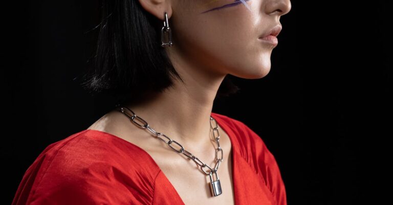 découvrez notre collection de bijoux raffinés, alliant élégance et modernité. que vous recherchiez des colliers, bracelets ou boucles d'oreilles, nos pièces uniques sauront sublimer votre style. chaque bijou est confectionné avec soin pour vous offrir une touche d'originalité et de charme.