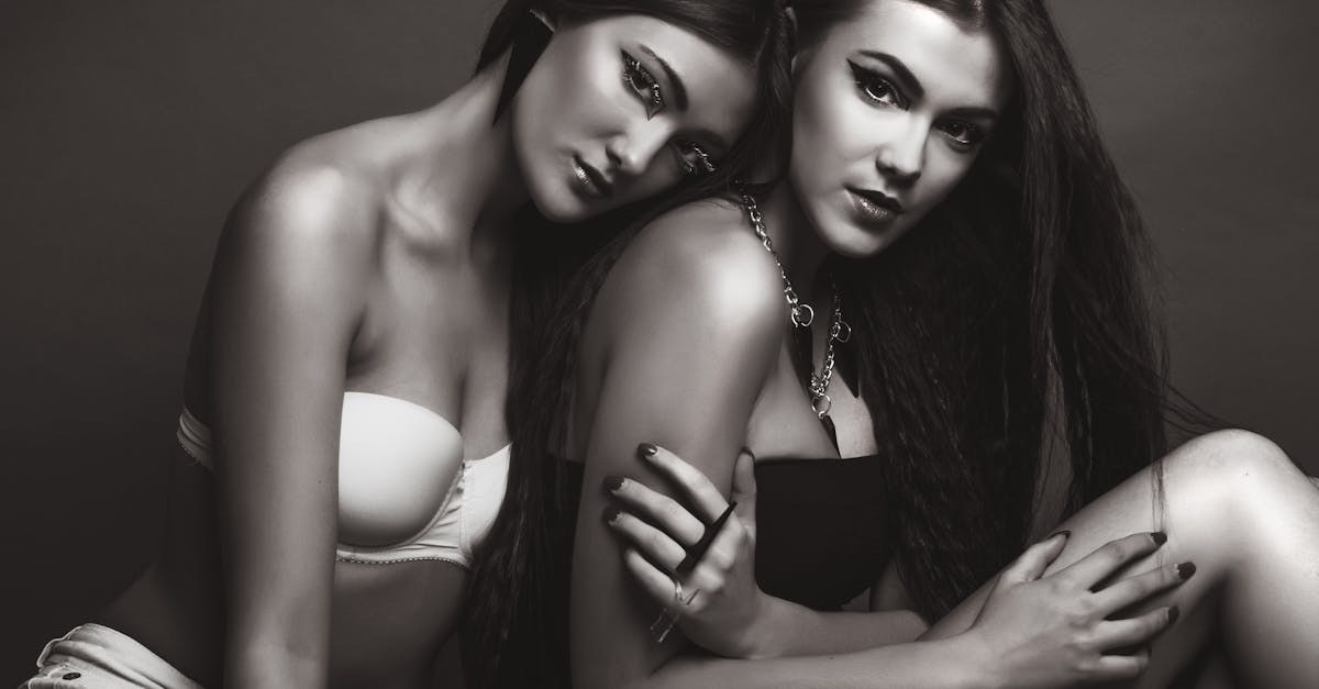 découvrez notre collection de lingerie élégante et séduisante, conçue pour sublimer votre silhouette et vous offrir un confort ultime. explorez des modèles variés allant du côté classique au sexy, pour chaque occasion et chaque femme.