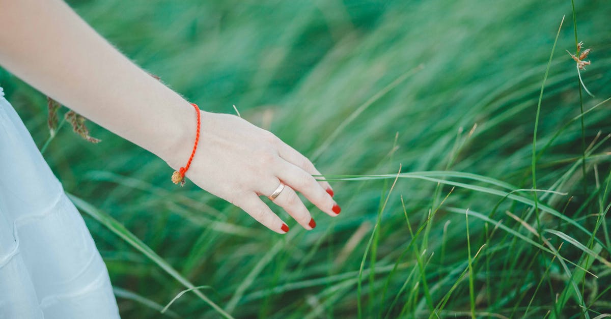 découvrez des astuces et des conseils efficaces pour favoriser la croissance de vos ongles. apprenez comment prendre soin de vos ongles pour les rendre plus forts et plus beaux. solutions naturelles, soins quotidiens et recommandations pour une pousse optimale.