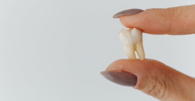 découvrez des conseils et astuces efficaces pour favoriser la croissance des ongles. apprenez comment prendre soin de vos ongles, éviter les cassures et stimuler leur développement pour des mains élégantes et bien entretenues.