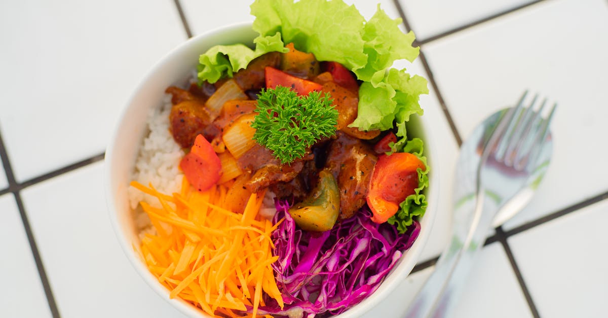 découvrez nos astuces et techniques pour éplucher les oignons rapidement et sans pleurer. optimisez votre préparation culinaire et apprenez les meilleures méthodes d'épluchage pour un résultat parfait en cuisine.