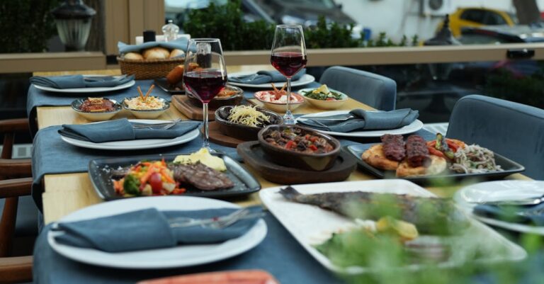 découvrez l'art de dîner en plein air avec notre sélection d'idées et d'inspirations pour des repas en extérieur. profitez de l'ambiance estivale et savourez de délicieux plats dans un cadre naturel.