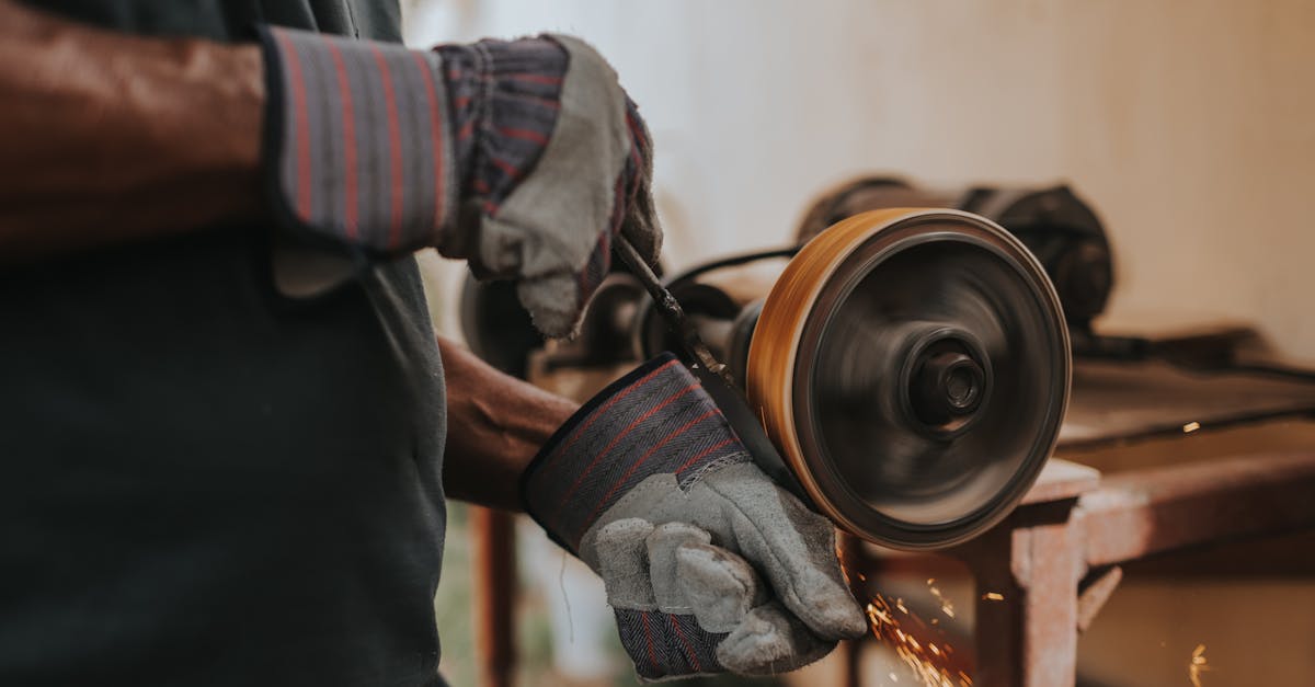 découvrez l'art d'affûter vos outils et couteaux avec nos conseils pratiques et astuces. apprenez les techniques d'affûtage adaptées à chaque type de matériel pour un tranchant optimal et une durabilité accrue. transformez votre expérience de cuisine et de bricolage grâce à un affûtage efficace.