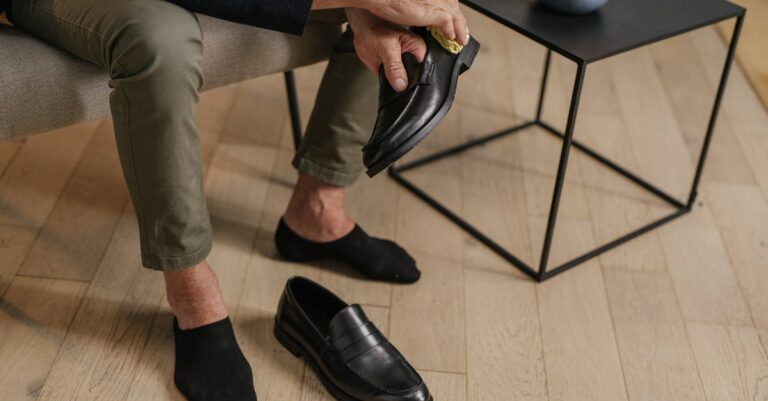 découvrez nos conseils et astuces pour prendre soin de vos chaussures. entre nettoyage, protection et entretien, apprenez à garder vos souliers en parfait état tout au long de l'année.
