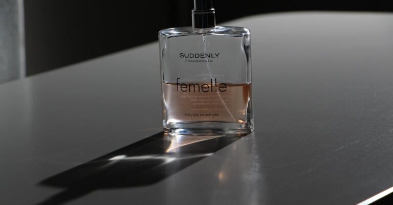 découvrez notre parfum solide, une fragrance élégante et pratique à emporter partout. formulé avec des ingrédients naturels, il hydrate et parfume délicatement votre peau tout en offrant une expérience olfactive unique. parfait pour une utilisation quotidienne ou pour un cadeau original.