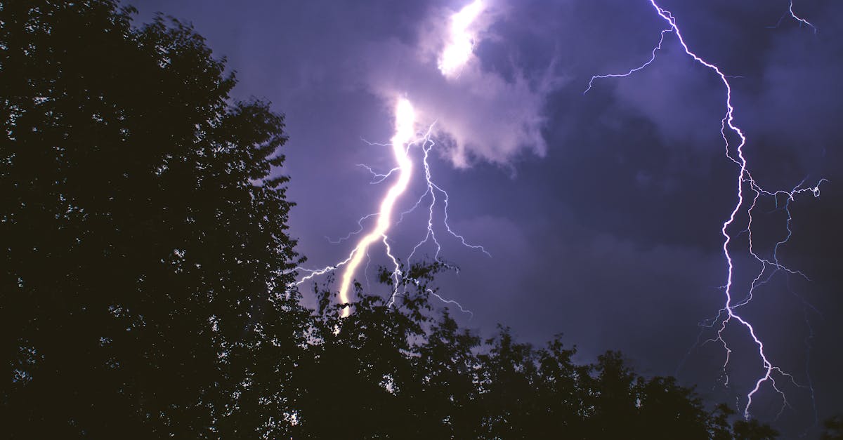 découvrez l'intensité et la beauté des orages grâce à notre guide complet sur les tempêtes électriques. apprenez les phénomènes atmosphériques qui les causent, les précautions à prendre et les fascinantes images de ces spectacles naturels.