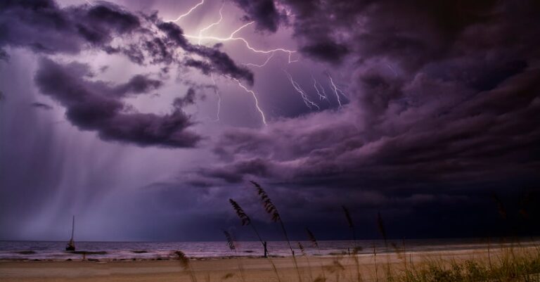 découvrez notre guide complet sur les orages : causes, caractéristiques, sécurité et fascinantes curiosités sur les tempêtes d'orage. apprenez à mieux comprendre ces phénomènes météorologiques impressionnants.