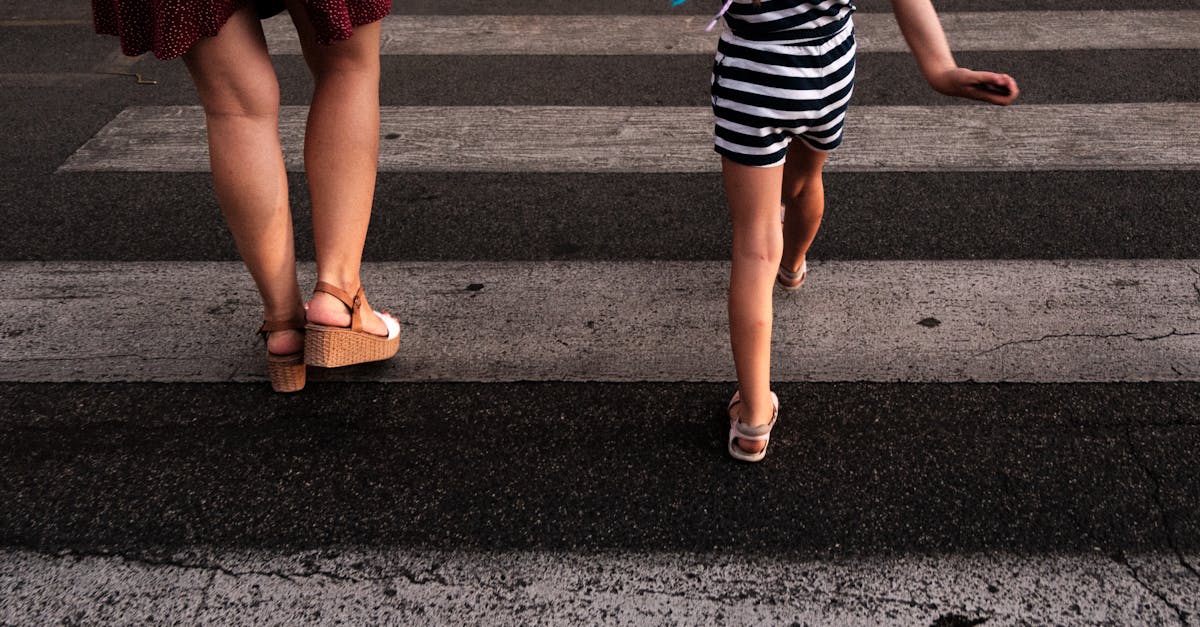 découvrez l'art de croiser les jambes, une posture élégante et raffinée qui évoque le confort et la confiance. apprenez les bienfaits de cette position, ainsi que des conseils pour l'adopter avec aisance, que ce soit lors de vos rencontres professionnelles ou vos moments de détente.