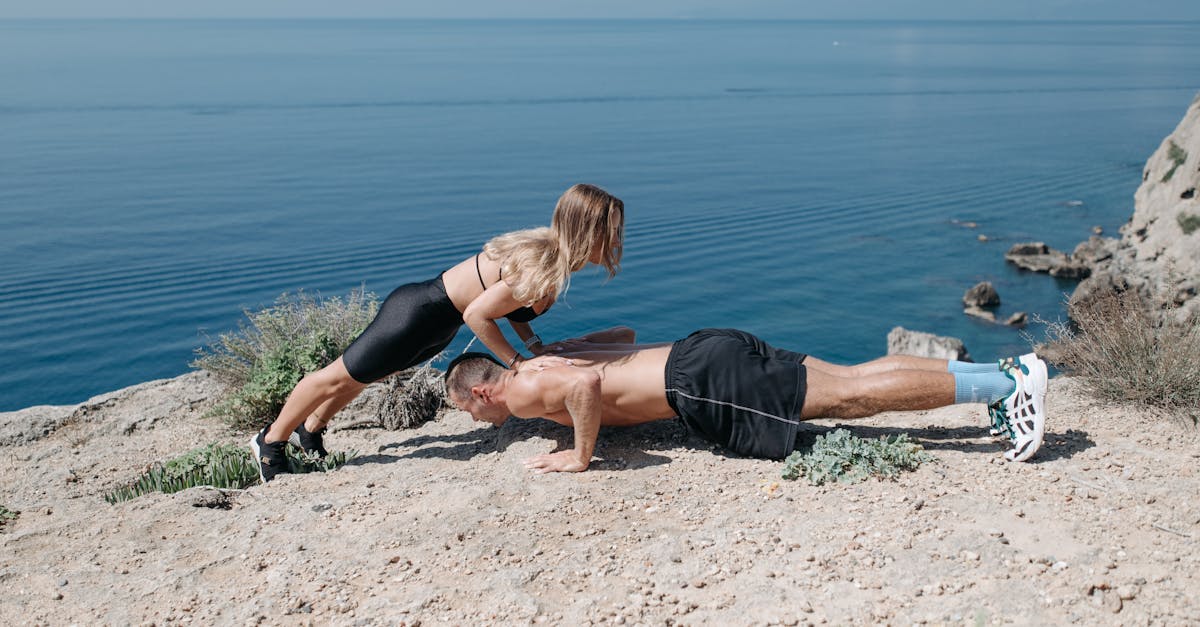 découvrez des exercices discrets et efficaces pour rester en forme sans attirer l'attention. idéaux pour pratiquer à la maison ou au bureau, ces mouvements simples s'intègrent facilement à votre quotidien.